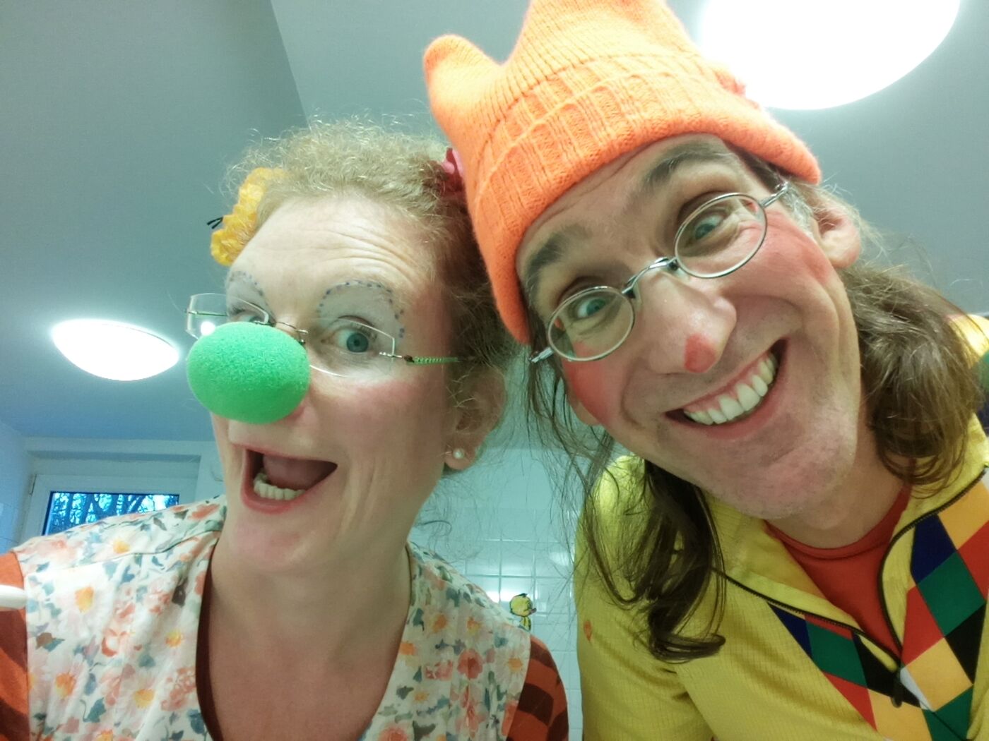 Pauline Pillepalle und Karl strahlen gemeinsam in die Kamera