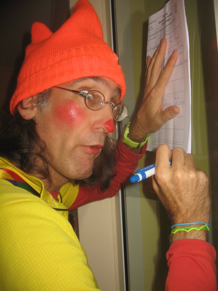 Karl notiert etwas auf einem Zettel an der Wand