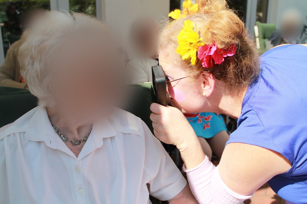 Pauline Pillepalle ganz nah bei einer älteren Dame