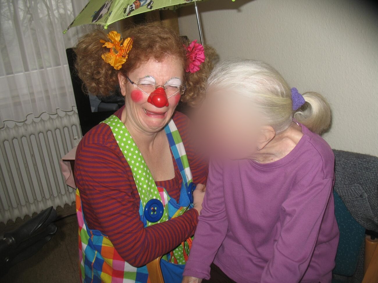 Pauline Pillepalle im vertrauten Gespräch mit einer Bewohnerin